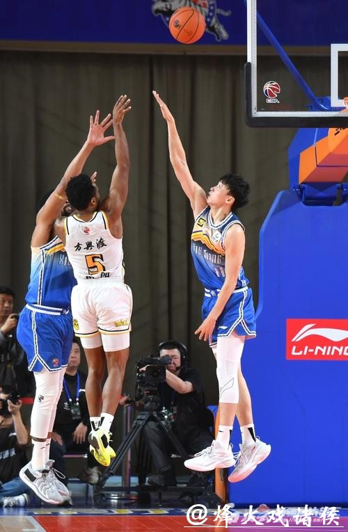 新疆战广厦打得跌宕起伏，只可惜裁判的业务水平影响了比赛精彩