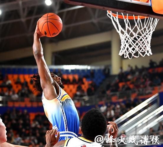新疆战广厦打得跌宕起伏,只可惜裁判的业务水平影响了比赛精彩