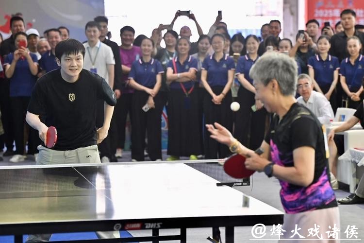 要把樊振东请回来,上海“国球进社区”系列争霸赛将要升级了! 要把樊振东请回来,上海“国球进社区”系列争霸赛将要升级了!